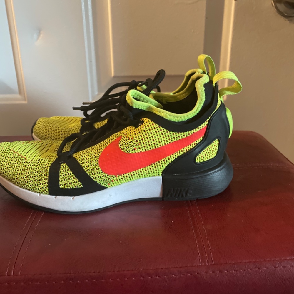 Nike - Picture 2 of 5